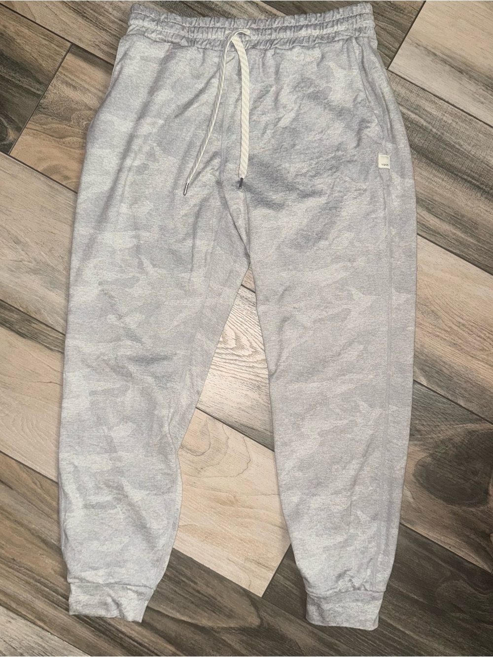 Vuori performance joggers grey camo women’s size small